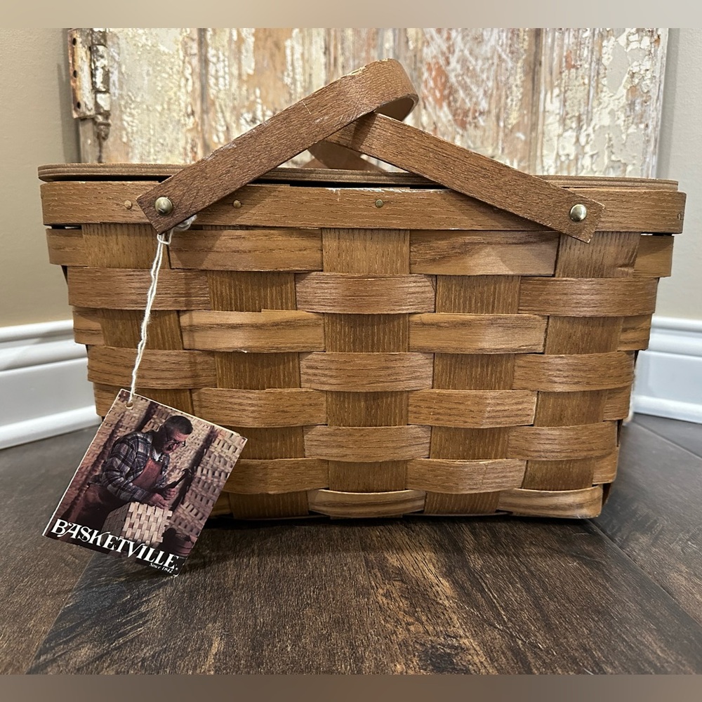 Vintage Vermont Baskerville picnic basket with original tag!